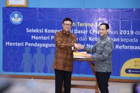 We don't owned or create all the video that posted here. Kementerian Pendayagunaan Aparatur Negara Dan Reformasi Birokrasi Menteri Panrb Terima Naskah Soal Skd Dari Mendikbud