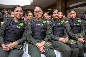 Contar con un puesto fijo y un salario bien remunerado es. Archivo Policia Nacional De Colombia Comando De Mujeres Jpg Wikipedia La Enciclopedia Libre