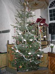 Plastikktreet er henvist til historien.pic.twitter.com/mvhjowgap1. Julaften I Oddernes Kirke Kristiansand 24 12 2007 Juletreet I Kirken Pyntet Med Glitter Norske Flagg Og Engler Laget Av Barn Prekestol Med Rodt Klede I Bakgrunnen Norsk Folkemuseum Digitaltmuseum
