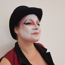 Who should play Mrs. Cratchit in the Dropout Christmas Carol?