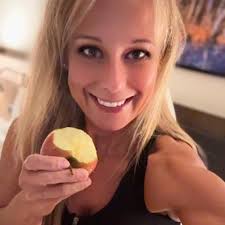 Cutest maternity shoot ever! 😍 Credit: @the_queensausage