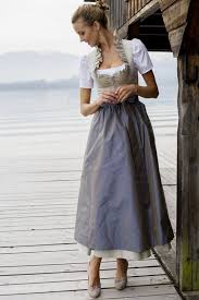 Vom verspielten midi dirndl bis zum exklusiven langen dirndl kannst du bei uns eine exquisite auswahl an hochzeitsdirndln von vielen verschiedenen traditionsherstellern entdecken. Festliche Dirndl Dirndl Dirndl Trachten Braut Dirndl