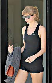 Taylor Swift cameltoe in very tight yoga shorts ;) - Celeblr