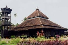 Uniknya, bangunan ini dibina secara tradisional menggunakan kayu cengal & tanpa menggunakan sebatang paku ataupun skrew. Kelantan Tempat Menarik