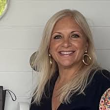 Tamara Holt's Instagram, Twitter & Facebook