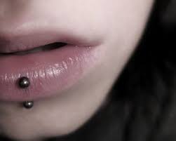 Pin By Someoneggjkcd On Bijoux Pour Le Corp Labret Piercing Vertical Labret Piercing Lip Piercing