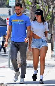 Fleming was born on the 3rd november 1985. Freedomroo Nick Viall Smiles As Girlfriend Natalie Joy Shows Off Figure In Cropped T Shirt And Daisy Dukes Australiannewsreview