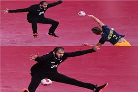 كريم هنداوي (مواليد 1 مايو 1988) لاعب كرة يد مصري يلعب لصالح نادي بشكتاش التركي ويمثل منتخب مصر. Ø¨Ø¹Ø¯ ØªØ£Ù„Ù‚Ù‡ Ø£Ù…Ø§Ù… Ø§Ù„Ø³ÙˆÙŠØ¯ ÙƒØ±ÙŠÙ… Ù‡Ù†Ø¯Ø§ÙˆÙŠ Ø§Ù„Ù…Ø´ÙˆØ§Ø± Ù„Ø§ ÙŠØ²Ø§Ù„ Ø·ÙˆÙŠÙ„Ø§ Ù†ÙŠÙˆÙ… Ù†ÙŠÙˆØ²