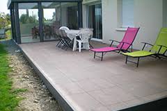 Inspirée de la simplicité et du naturel de certaines pierres employées pour paver les sols en france, elle s'accorde tout particulièrement avec un style plein de fraîcheur et country. Terrasse Dalles Sur Plots En Pays De La Loire 44 85 49 Tendance Bardage Terrasse