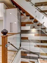 Un Escalier Rythme Par Le Bois Au Quebec Une Maison A Double Visage Maison Decoration Escalier Decoration Interieure