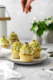 Pistazien Vanille Cupcakes Mit Frischkasetopping Rezept In 2020 Cupcakes Kuchen Und Torten Pistazien