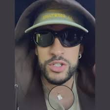 Bad Bunny presumiendo su dije con la letra K en sus historias de Instagram,  ¿por quién será? 😂🫠 Así se empieza, luego el tatuaje, el compromiso, la  boda y los babies 💀⁠ .⁠ .⁠ .⁠ .⁠ .⁠ .⁠ #