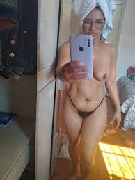 Morena gostosa de São Paulo se despindo para a câmera