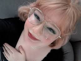 Sara Knab's Instagram, Twitter & Facebook