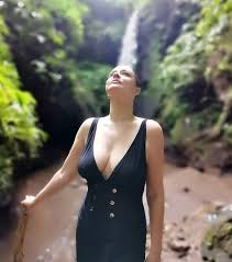 Nu are nicio importanță asta. Bzi Andreea Marin Mai Sexy Ca NiciodatÄƒ È™i A LÄƒsat Facebook