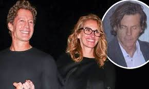Honestly always thought julia roberts was overrated in the looks department. Julia Roberts Walks Hand In Hand With A Male Friend While Husband Daniel Moder Trails Behind Daily Mail Online