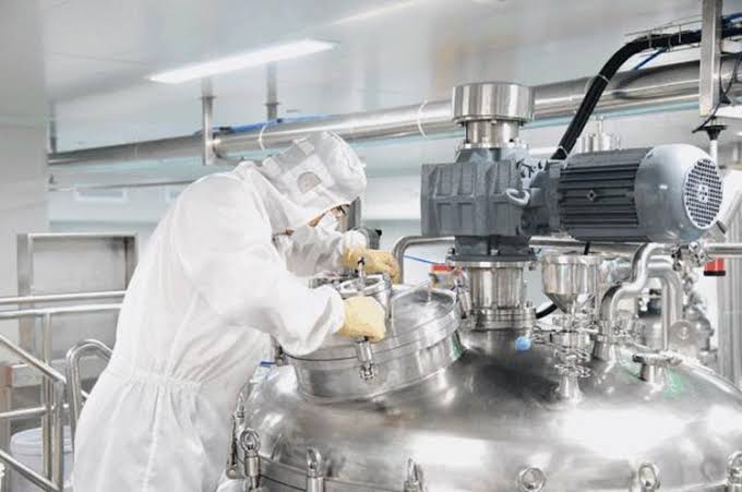 Scale-Up Phase: High-capacity manufacturing equipment used for high-shear mixing and emulsification，AI 生成