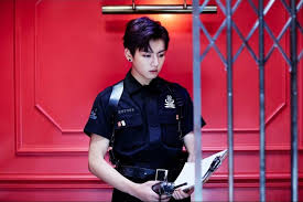 Oh ya saya lupa, anak tetangga sebelah saya itu adalah seorang cewek manis dengan rambut panjang dan memiliki tinggi lebih dari saya. 10 Foto Jungkook Pakai Seragam Polisi Hingga Atlet Bikin Army Ambyar
