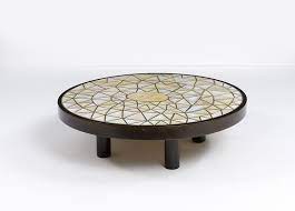 roger capron table basse plateau en carreaux de ceramique emaillee de forme triangulaire orne d un visage au centre e table basse ceramique ceramique emaillee