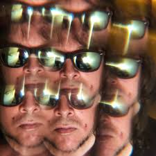 Beto Bruno, da Cachorro Grande, divulga duas faixas de álbum solo; ouça