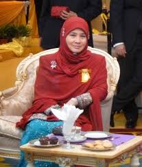 Tengku ampuan is a title reserved for the consort of the current ruler or sultan, of noble birth. Permaisuri Agong Tunku Hajah Azizah Aminah Maimunah Iskandariah Theasianparent Malaysia