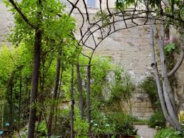 Decouvrez Ce Jardin Medieval A Uzes