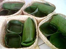 Daun kelapa atau janur daun kelapa yang masih muda atau janur sering digunakan untuk membungkus ketupat beras atau ketupat ketan dari padang. 10 Jenis Pembungkus Makanan Yang Tidak Mempunyai Kesan Kimia Berbahaya Impiana