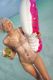 走光露毛秒變小CASE？史上尺度最大「裸體泳裝」超級辣眼睛！ - 自由電子報iStyle時尚美妝頻道