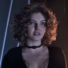 Siguro nasabi na 'to dati pero grabe kung gaano kamukha ng aktres na  gumanap bilang Catwoman sa Gotham TV show si Michelle Pfeiffer noong bata  pa siya. : r/batman