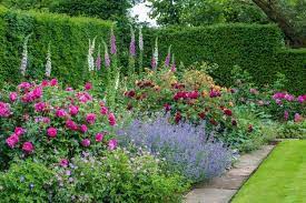 The first parts were build in the 17th century. Gartengestaltung Mit Rosen Tipps Fur Einen Schonen Rosengarten Garden Shrubs English Cottage Garden Country Gardening