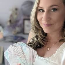 Marion Moon's Instagram, Twitter & Facebook