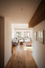 Umbau Und Sanierung Eines 50er Jahre Anbaus Mit Modernem Anbau Blick Vom Flur In Das Wohnzimmer Holzboden Eiche Anb Haus Bodenbelag Haus Boden Holzboden