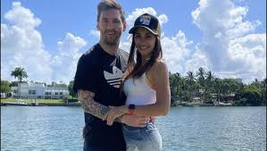 In a video from the spanish radio station cadena cope, sergio aguero can be seen in his car with youtube star ibai llanos. Ibai Llanos Jokes With Leo Messi S Flip Flops In His Last Photo Junipersports