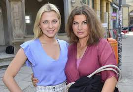 Gzsz Comeback 2 0 Anne Brendel Besucht Serien Tochter Sunny Gzsz Hubsche Schauspielerinnen Gzsz Stars