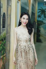 Khi thủy tiên vừa đăng bài nói rõ chuyện xây nhà và bị tố giác thiếu minh bạch sau chuyến từ thiện miền trung lũ lụt, nhiều trong đó, nam ca sĩ lương gia huy cũng có động thái tương tự nhưng lại bị cộng đồng mạng chỉ trích vì lời lẽ thiếu tôn trọng khán giả. Máº¹ Má»™t Con Thá»§y Tien Sexy Vá»›i Loáº¡t Trang Phá»¥c Xuyen Tháº¥u