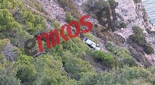 Το όχημα βρίσκεται σε βάθος 70 μέτρων, ενώ σύμφωνα με τις πληροφορίες επιβαίνει τουλάχιστον ένα άτομο. Tragwdia Sthn Keratea Oi Prwtes Eikones Apo To Aytokinhto Poy Epese Ston Gkremo Nekros O 24xronos Odhgos