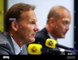 Hans-Joachim Watzke, Vorsitzender der Geschaeftsfuehrung der Borussia  Dortmund GmbH & Co KGaA und Thomas Tress, Geschaeftsfuehrer der Borussia  Dortmund GmbH & Co KGaA, aufgenommen am Freitag, 20. August 2010, waehrend  der Bilanzpressekonferenz