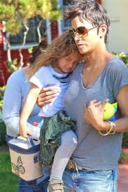 Halle berry is beyond proud of her precious daughter, nahla aubry — and she should be! Famous Mother And Child Halle Berry Hairstyles Halle Berry Short Hair Halle Berry Daughter