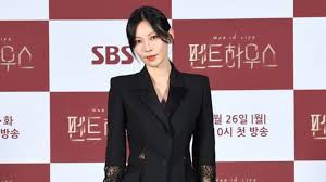 Everyone around her told her how beautiful she looked, and her love for the television dramas further compelled her to eat right and exercise regularly to keep herself fit for a future in the entertainment industry. Kim So Yeon Looks Amazingly Stylish In Her Black Lace Suit At The The Penthouse Press Conference Inkistyle