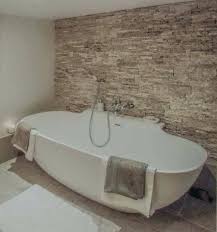 Carrelage Salle De Bain Imitation Pierre Pierre De Parement Avec Sol En Carrelage Imitation Parquet De Couleur Ca Badezimmer Fliesen Badezimmerideen Badezimmer