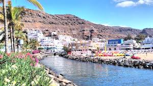 The holes include water features, wide fairways and white sand bunkers against a backdrop of the rocky coastline. Bootstour Ferry Puerto Rico Mogan