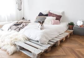 Wird ein doppelbett gebaut, ist das palettengestell zwangsläufig an allen seiten etwas zu groß. Dein Eigenes Palettenbett In Wenigen Schritten Selbstgebaut