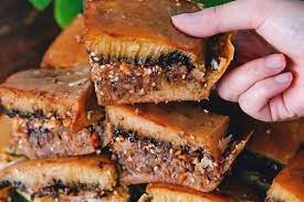 Camilan khas tegal ini terbuat dari bahan dasar telur bebek yang dicampur dengan daun bawang untuk isi, kemudian dibalut dengan kulit dari tepung terigu. Tips Membuat Martabak Manis Yang Empuk Dan Bersarang