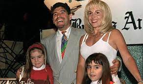 Giannina se vio involucrada luego de que, según la acusación, realizó movimientos. Claudia Villafane Y Diego Maradona La Historia De Amor Que Termino En Una Batalla Judicial Infobae