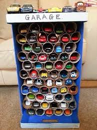 Diy Garage Fur Die Spielautos Selber Bauen Ganz Einfach Mit Toilettenpapierrollen Garage Kinderbasteleien Bastelideen Kinder Und Ideen Zum Selbermachen Fur Kinder