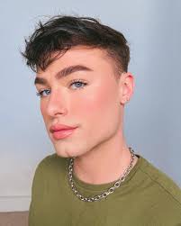 LIVING for this natural glam babyyy. Do you prefer to wear natural or full  glam? #makeupoftheday #motd #beautyeditorial #naturalmakeup #instaglam  #makeupaddict #glammakeup #beatface #malemakeup