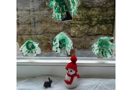 Christmastbaum aus eisstielen mit pailletten besetzt. Basteln In Der Krippe Mit Kindern Unter 3 Praxisideen Kleinstkinder