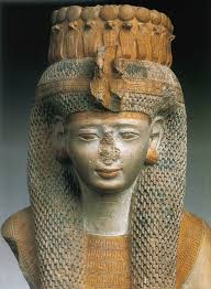 من الواضح أنها كانت جميله جدا Head of ancient Egyptian Woman New Kingdom,  Ramesside Dynasty: 19-20 Date: ca. 1250–1070 B.C. The head is an example of  late Ramesside private statuary. With her