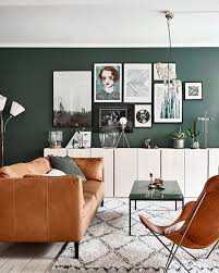 a home in green via coco lapine design interieur woonkamer groen donkergroene muren