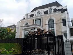 Mirip istana, rumah nagita slavina dan raffi ahmad yang ditaksir rp 100 miliar juga dilengkapi lift mobil. 11 Kawasan Perumahan Elit Jakarta Dari Ujung Selatan Sampai Utara